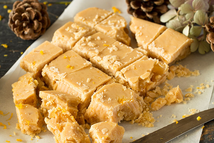 Fudge van sinaasappel en gember in stukjes op een bord